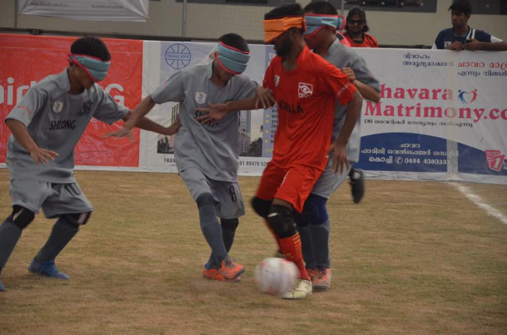 shillong players defending attack from kerala palyer