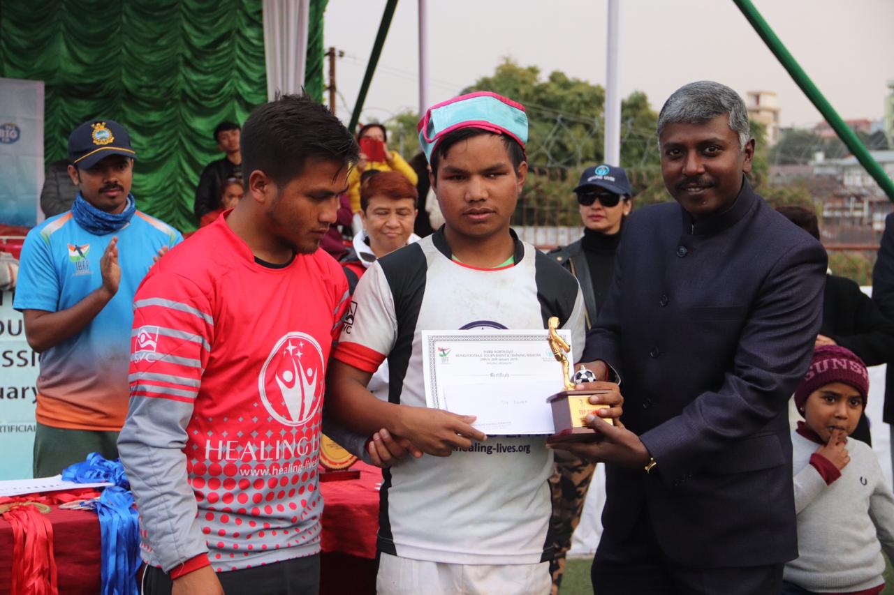 Matsiewdor War Nongbri, IAS giving awards to player